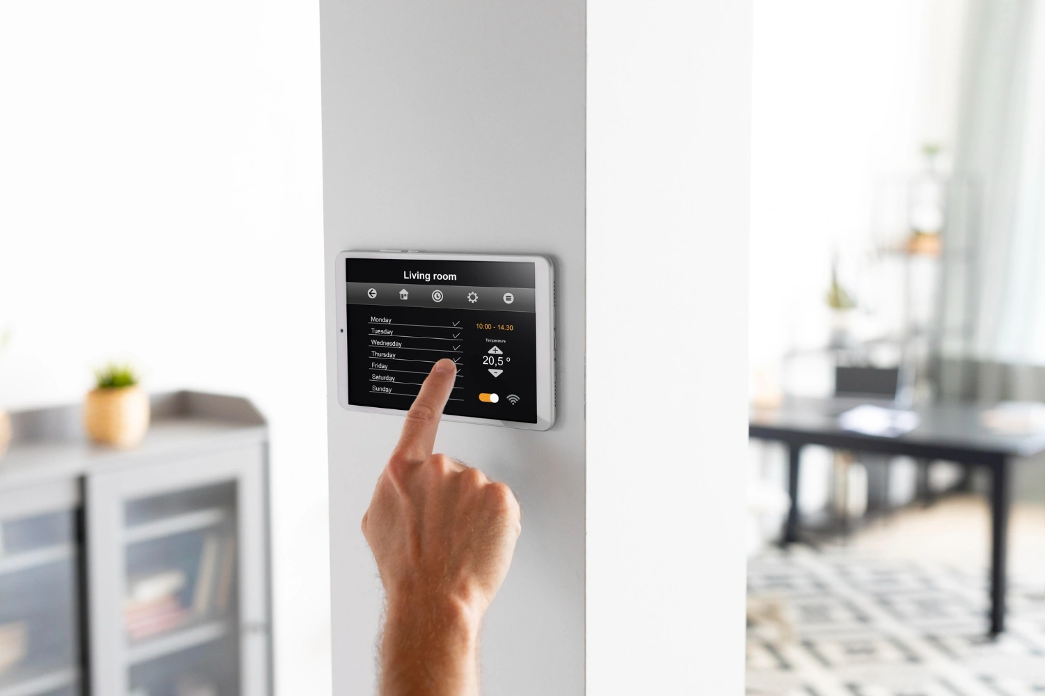 Panel de control de climatización en pared