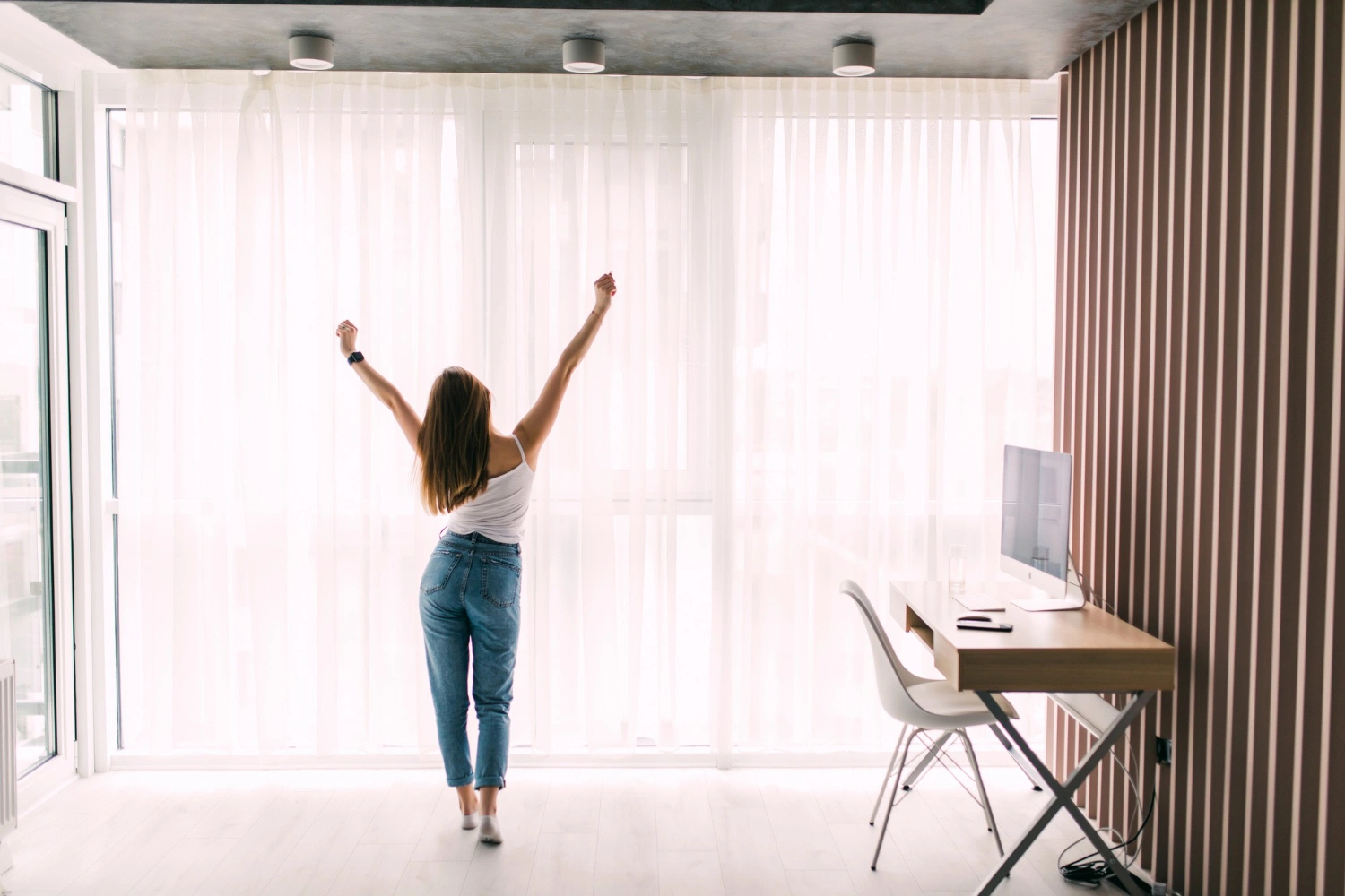 Cortinas automatizadas en sala con luz natural