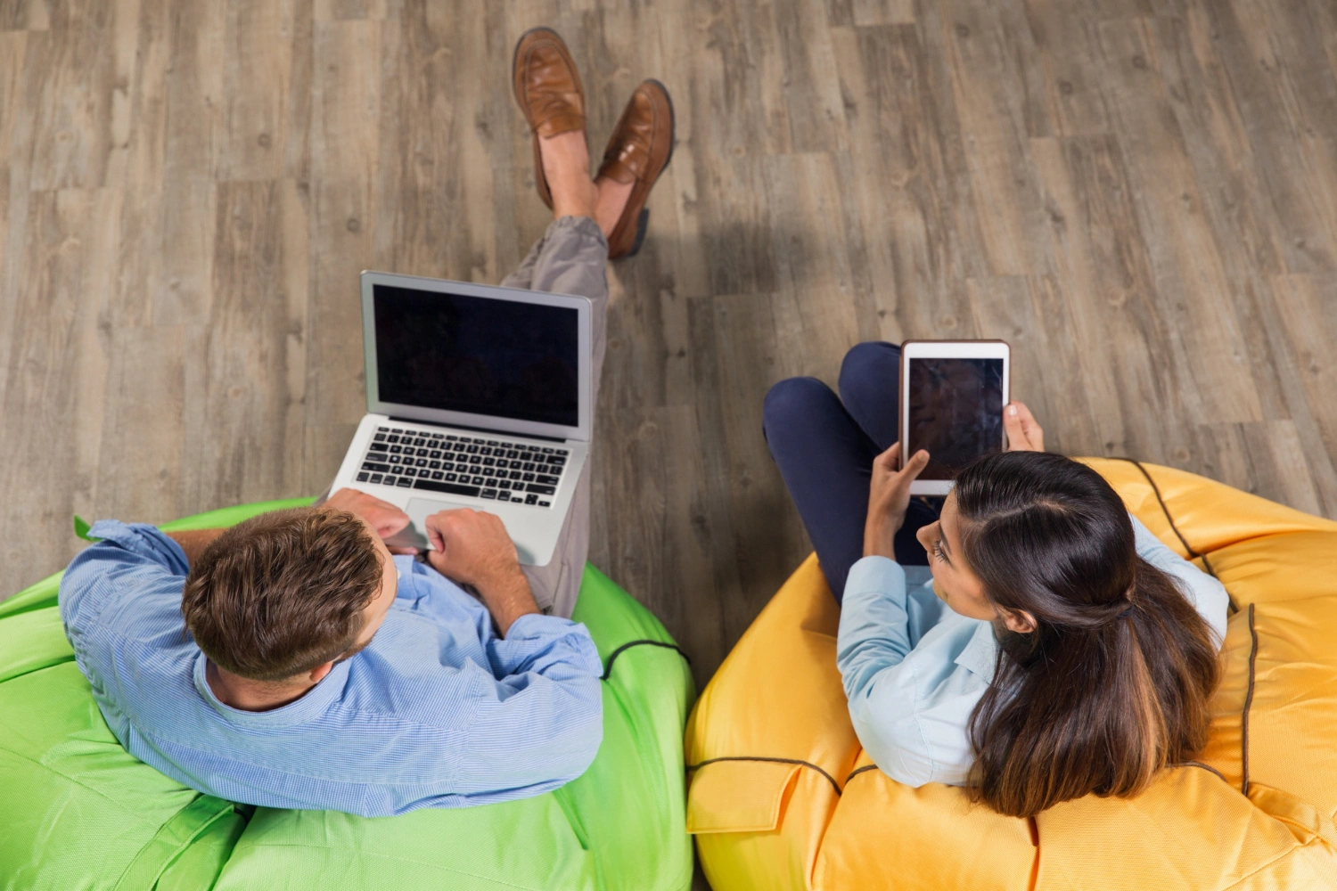 Personas conectadas a red WiFi con laptop y tablet